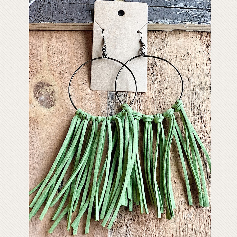 GREEN FAUX LEATHER FRINGED WESTERN EARRINGS - Picture 1 of 1